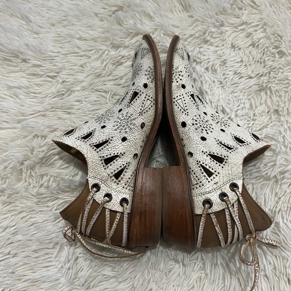Musse & Cloud by Anthropologie Coolise Western
Bohemian Cutout Ankle Booties - Picture 9 of 9